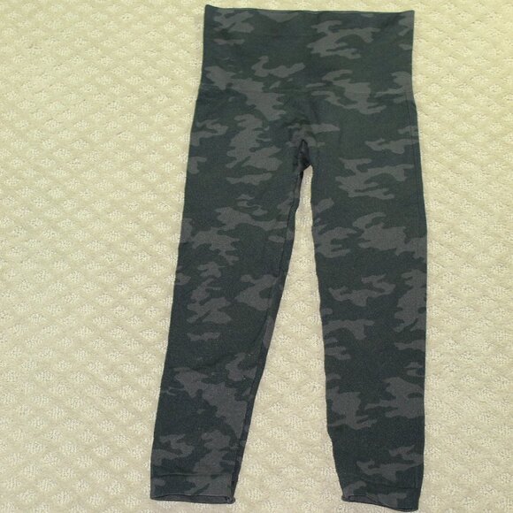 Spanx Women’s Small Black Short Camo Compression Activewear Pants - Picture 1 of 5